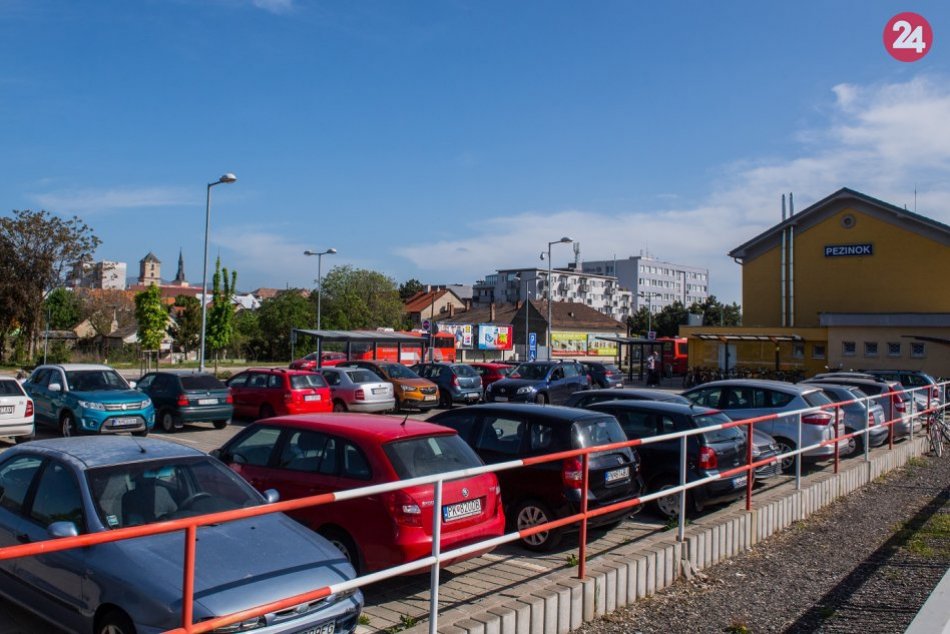 Ilustračný obrázok k článku V Pezinku vznikne záchytné parkovisko pre cestujúcich vlakom, hotové má byť na jeseň