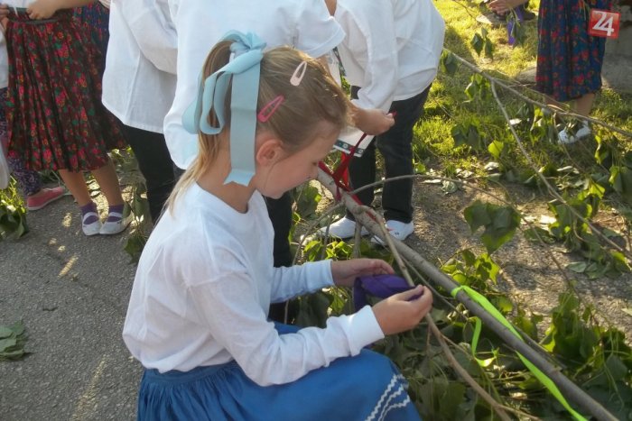 Ilustračný obrázok k článku V šalianskych dedinách sú verní tradíciám: Dievčatám postavia vyzdobený máj