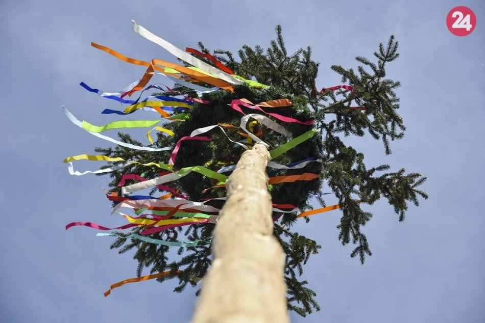 Ilustračný obrázok k článku V Bystrici sa nezabudlo na tradície: Na námestí postavia máj, chystá sa aj sprievod mestom