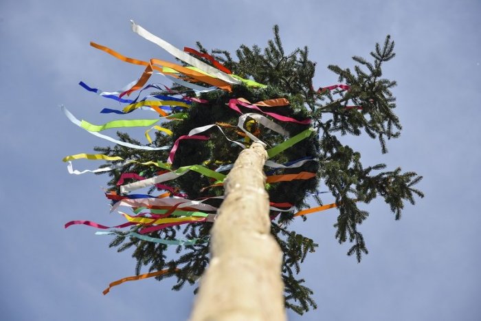 Ilustračný obrázok k článku Dúbravka privíta máj spevom a tancom