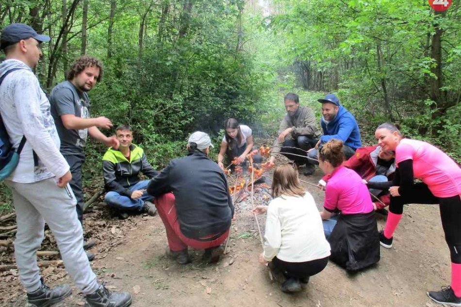 Ilustračný obrázok k článku Turistov počasie neodradilo: Jarný pochod HP sa niesol v dobrej nálade, FOTO