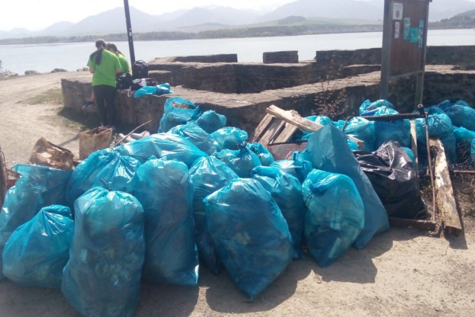 Ilustračný obrázok k článku Veľké čistenie Liptovskej Mary: Dobrovoľníci vyzbierali stovky vriec odpadu, FOTO