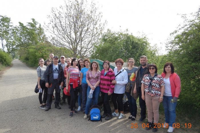 Ilustračný obrázok k článku Stoličky vymenili za terén: Šalianski úradníci brigádovali ku Dňu Zeme, FOTO