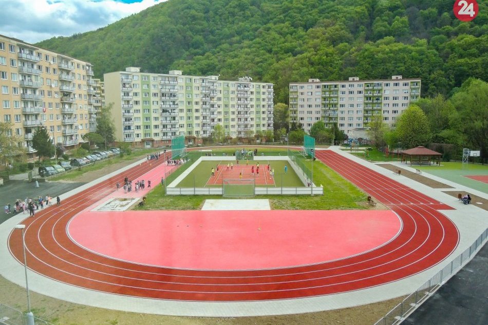 Ilustračný obrázok k článku Koronavírus: Rúška dostanú aj bezdomovci. Ako Bystrica reaguje na plné ihriská?