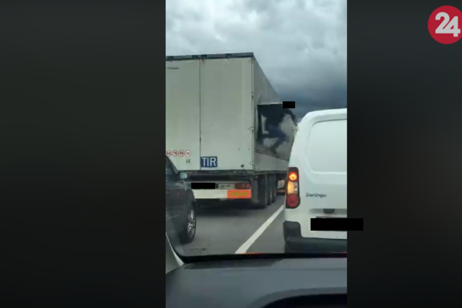 Ilustračný obrázok k článku Polícia: Migranti vyskočili v Prešove z kamióna, muži zákona ich zadržali!