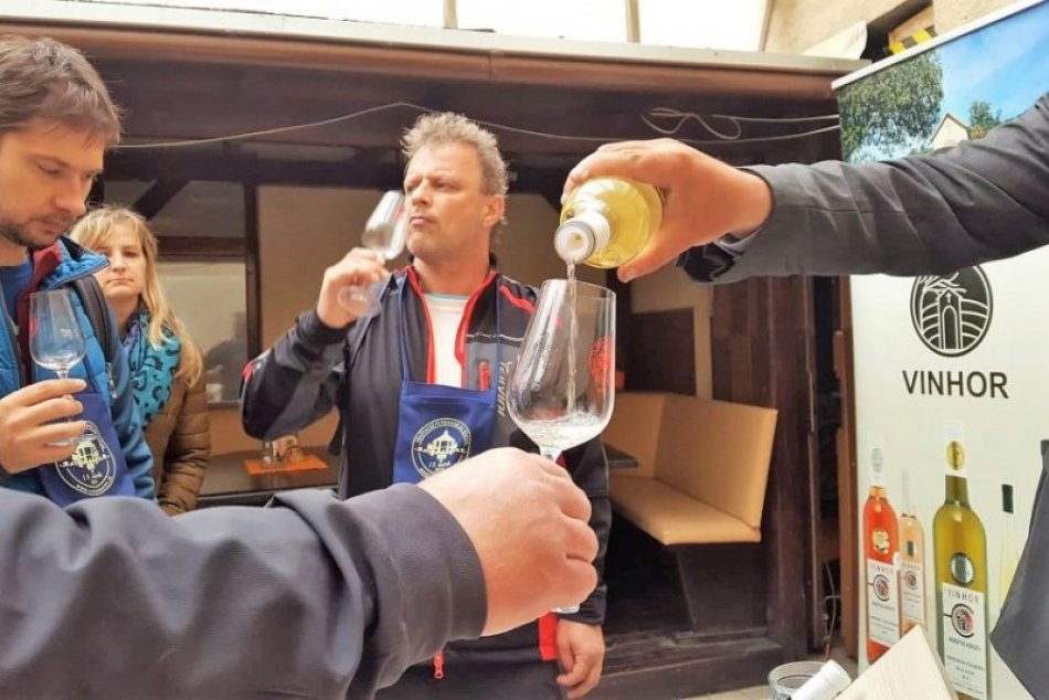 Ilustračný obrázok k článku Milovníci vína v uliciach: Fraštacké putovanie prilákalo stovky návštevníkov, FOTO