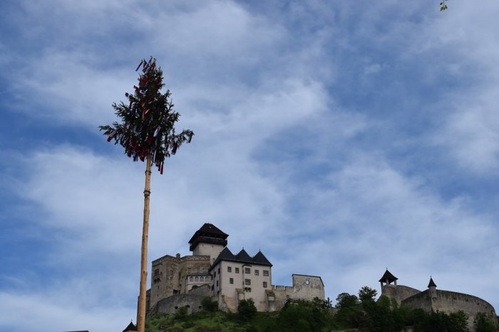 Ilustračný obrázok k článku Podujatia na prvý májový týždeň v Trenčíne: Stavanie mája a majáles nie sú všetko