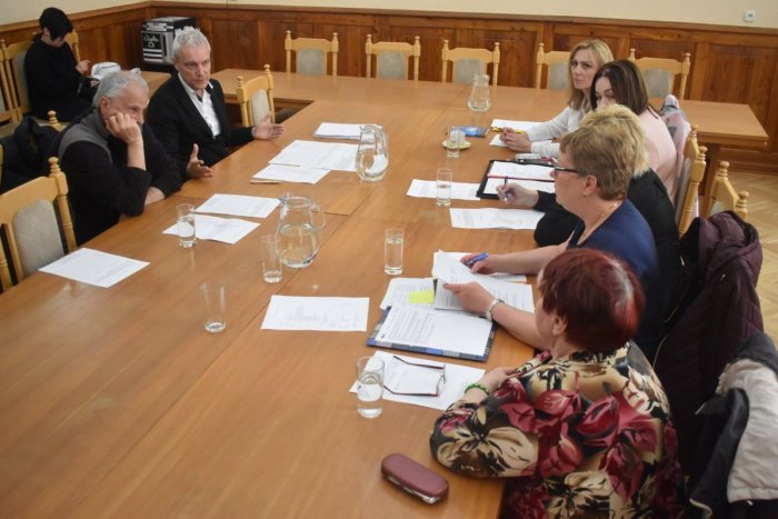 Ilustračný obrázok k článku Spor medzi Kežmarkom a Ľubicou o časť sídliska Juh: Mesto spustilo petíciu