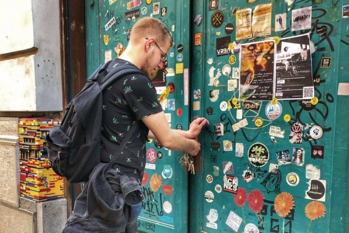 Ilustračný obrázok k článku Za týmito dverami dostávajú zničené rastlinky druhú šancu na život a nechcené nový domov