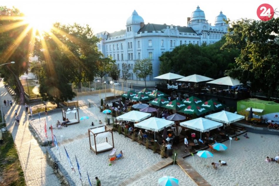 Ilustračný obrázok k článku Mestská pláž na Fajnorovom nábreží bude tešiť Bratislavčanov aj túto sezónu