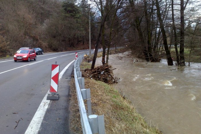 Ilustračný obrázok k článku Protipovodňové práce na Neresnici pokračujú. Na 4 mesiace uzatvoria cestu I/66