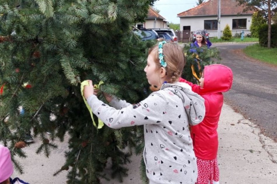 Ilustračný obrázok k článku Rušný záver apríla v Prílepoch: Postavili máj a otvorili nové ihrisko, FOTO