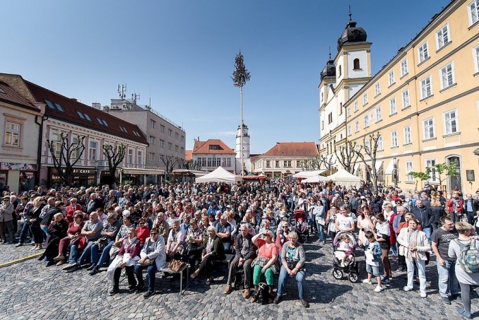 Ilustračný obrázok k článku Trenčiansky majáles vylákal do ulíc stovky ľudí: Atmosféra slávnosti na FOTKÁCH