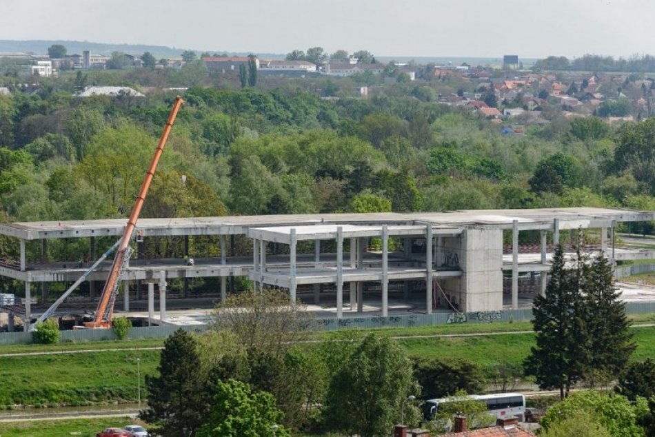 Ilustračný obrázok k článku AKTUÁLNE FOTO: Dostavba budúceho Living parku pri rieke v Nitre má trvať 2 roky