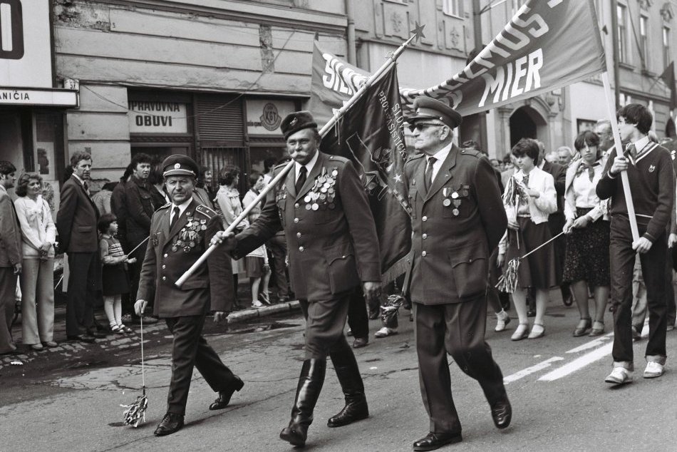 Ilustračný obrázok k článku Prvomájové oslavy z námestia na historických fotografiách