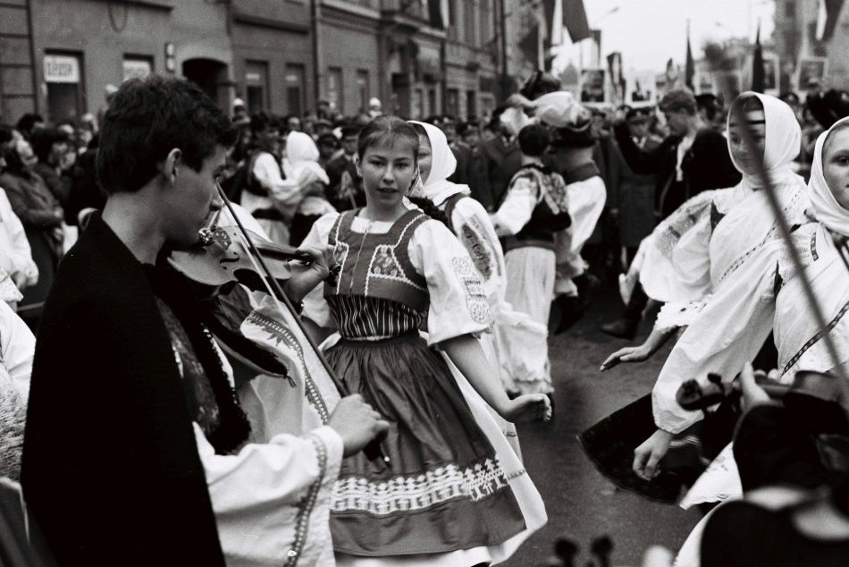 Ilustračný obrázok k článku Unikátne dobové FOTO: Prvomájové oslavy v Bystrici pred desiatkami rokov