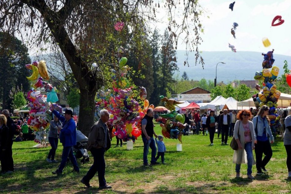 Ilustračný obrázok k článku Davy ľudí zaplavili Topoľčianky: Obec vstúpila do novej turistickej sezóny, FOTO