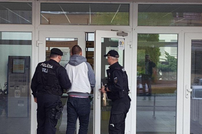 Ilustračný obrázok k článku Trenčianska polícia: Poliak (27) napadol družku, jej otca bodol nožom, FOTO