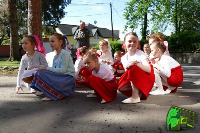 Ilustračný obrázok k článku Počuli ste o Púpavienke? Humenská ZŠ Pugačevova má vlastný folklórny súbor, FOTO