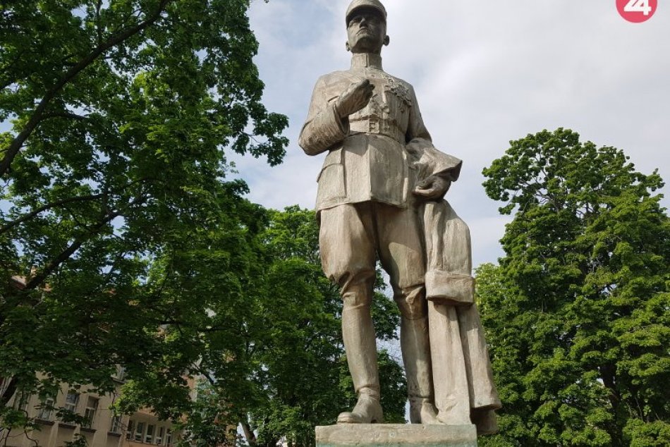 Ilustračný obrázok k článku Migrujúca podobizeň: Bronzového Štefánika už niekoľkokrát presunuli