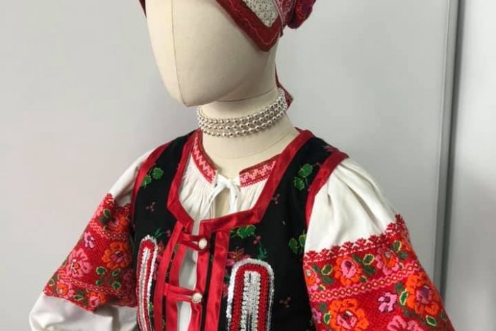 Ilustračný obrázok k článku Melania Trumpová dostala kroj z Pohorelej: Šitý horúcou ihlou, ale vyšperkovaný do dokonalosti! + FOTO