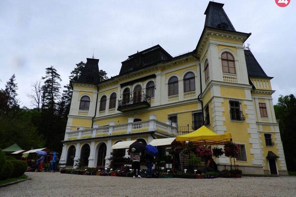 Ilustračný obrázok k článku Okolie kaštieľa v Betliari zaplnili pestrofarebné kvety, FOTO