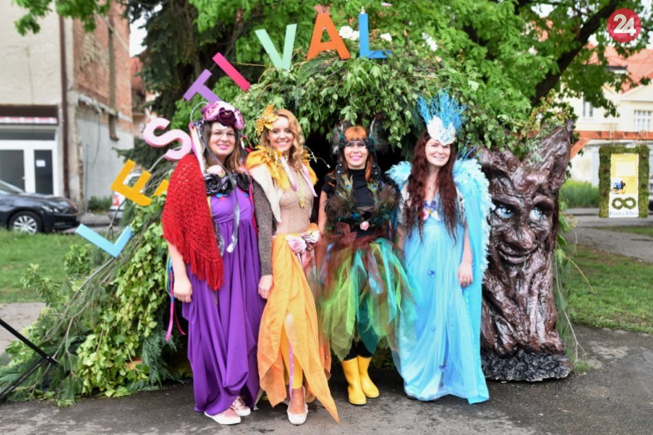 Ilustračný obrázok k článku Na Zelenom kríčku pribudla zastávka z machu a prútia: Vedie na Lestival, FOTO