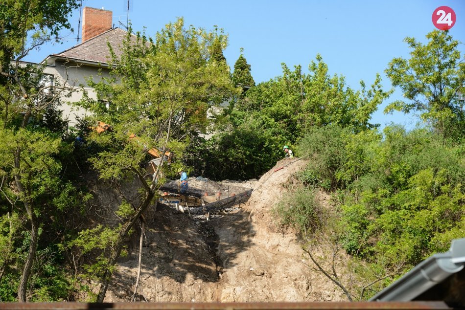 Ilustračný obrázok k článku Hradný kopec by sa už zosúvať nemal: Na niektorých budovách sa objavili praskliny