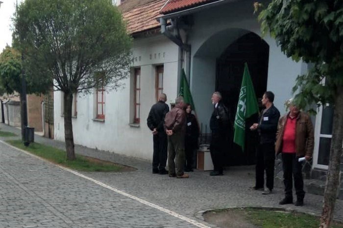 Ilustračný obrázok k článku Kotleba sa cíti byť nad zákonom, hovorí primátor Fiľakova. Po návšteve mesta sa mu ktosi "pomstil"