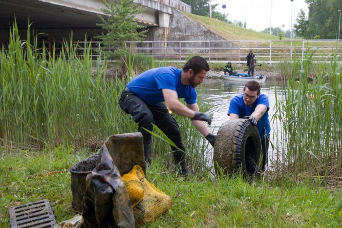 Ilustračný obrázok k článku Fúrik, reklama či výfuky: Okrem rýb plávali vo vodách Petržalky aj bizarnosti, FOTO