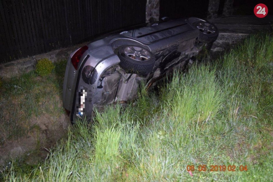 Ilustračný obrázok k článku Kuriózna nehoda vo Vlkanovej. Jazda opitého mladíka skončila v priekope, FOTO