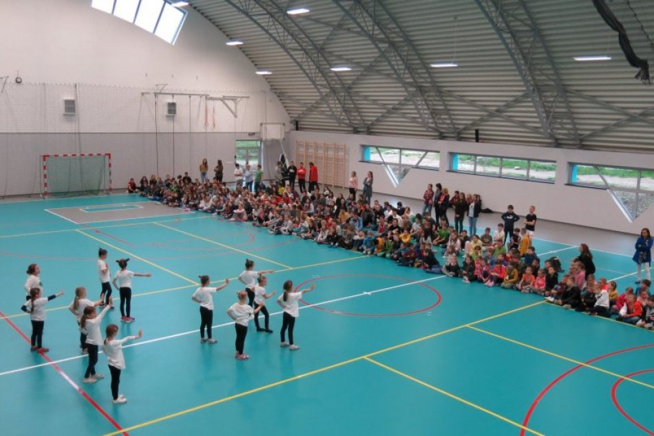 Ilustračný obrázok k článku Nová multifunkčná športová hala v Záhorskej Bystrici je dokončená!