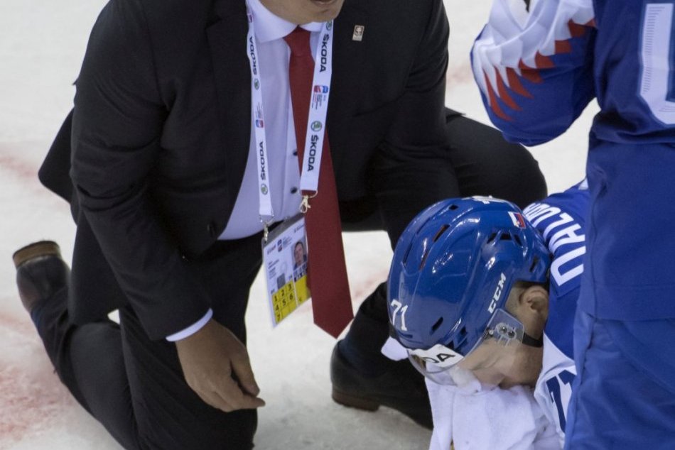 Ilustračný obrázok k článku Ďaloga po zásahu pukom do tváre v nemocnici: Jeho pokračovanie na MS je otázne