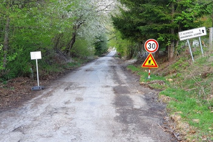 Ilustračný obrázok k článku Dobrá správa! Cesta k Ochtinskej aragonitovej jaskyni má byť hotová do konca mája