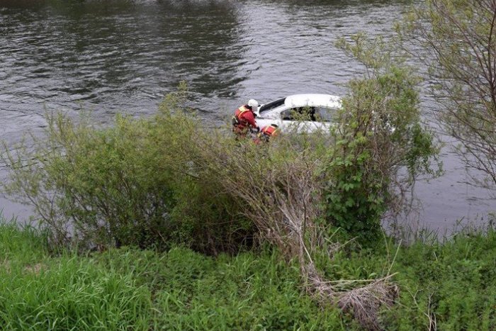 Ilustračný obrázok k článku Nehoda Mikulášana (21) pri Ružomberku: Auto so štyrmi ľuďmi skončilo vo Váhu, FOTO