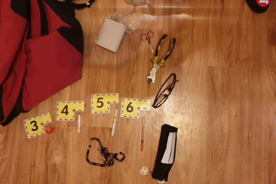 Ilustračný obrázok k článku Domová prehliadka v Piešťanoch: Polícia zadržala dílerku pervitínu, FOTO