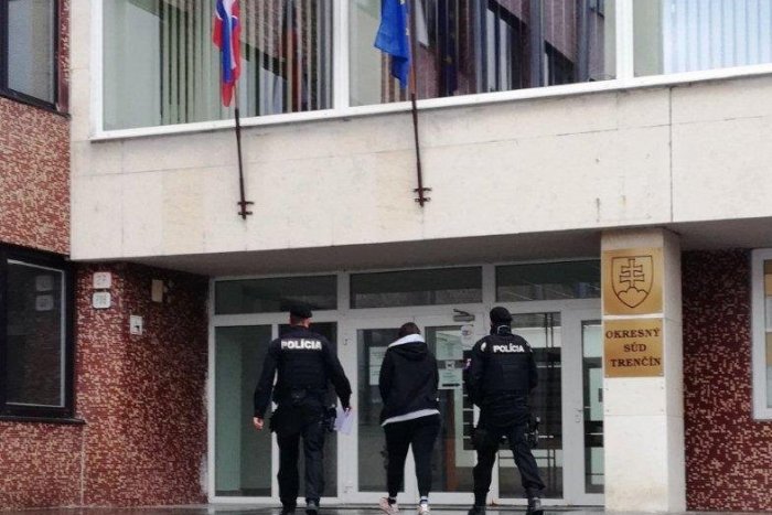 Ilustračný obrázok k článku Akčný zásah kriminálky: Trenčanke (40) našli počas razie množstvo drog, FOTO