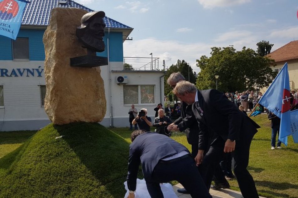 Ilustračný obrázok k článku V Štúrove odhalili pamätník Ľudovíta Štúra: Názory sa rôznia, konal sa aj protest, FOTO