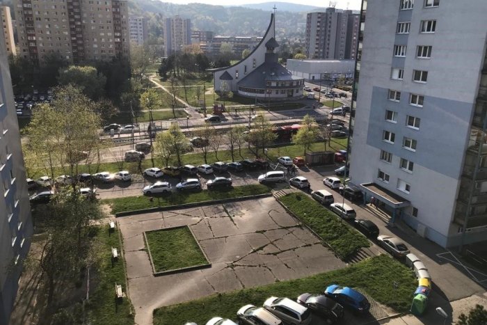 Ilustračný obrázok k článku Bratislavčania sú zúfalí: OBŤAŽUJE ich žena v župane, situácia je už NEÚNOSNÁ!