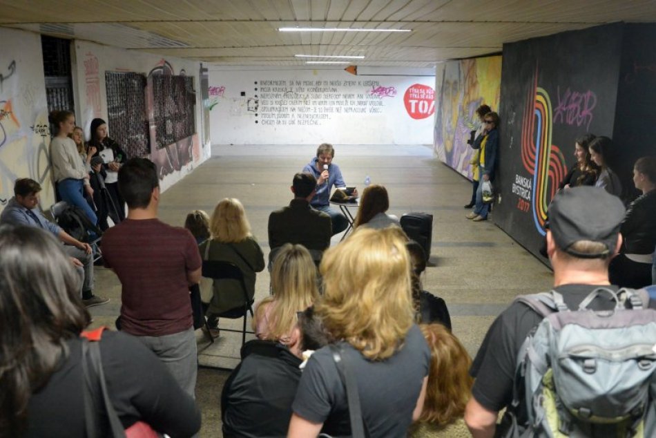 Ilustračný obrázok k článku Noc literatúry predstaví nové knihy a bystrické miesta. Čítať budú známy herec aj sólista opery