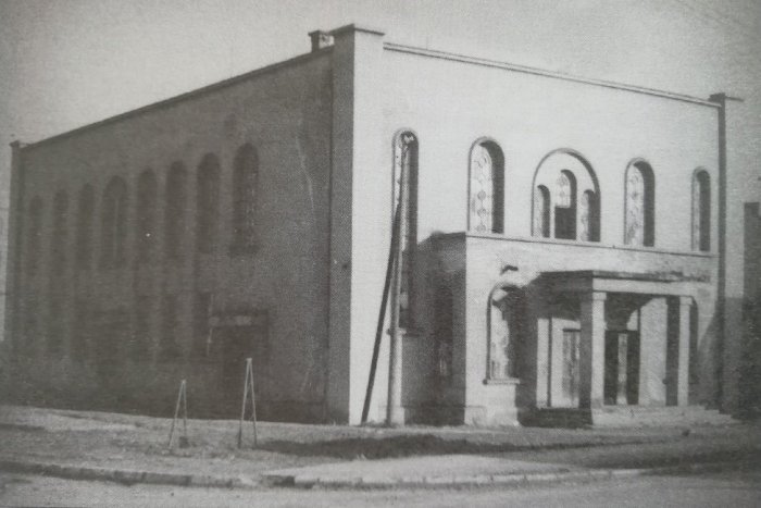 Ilustračný obrázok k článku Zbúrali ju v roku 1975: Spoznávate budovu na fotke, ktorá kedysi stála v Humennom?