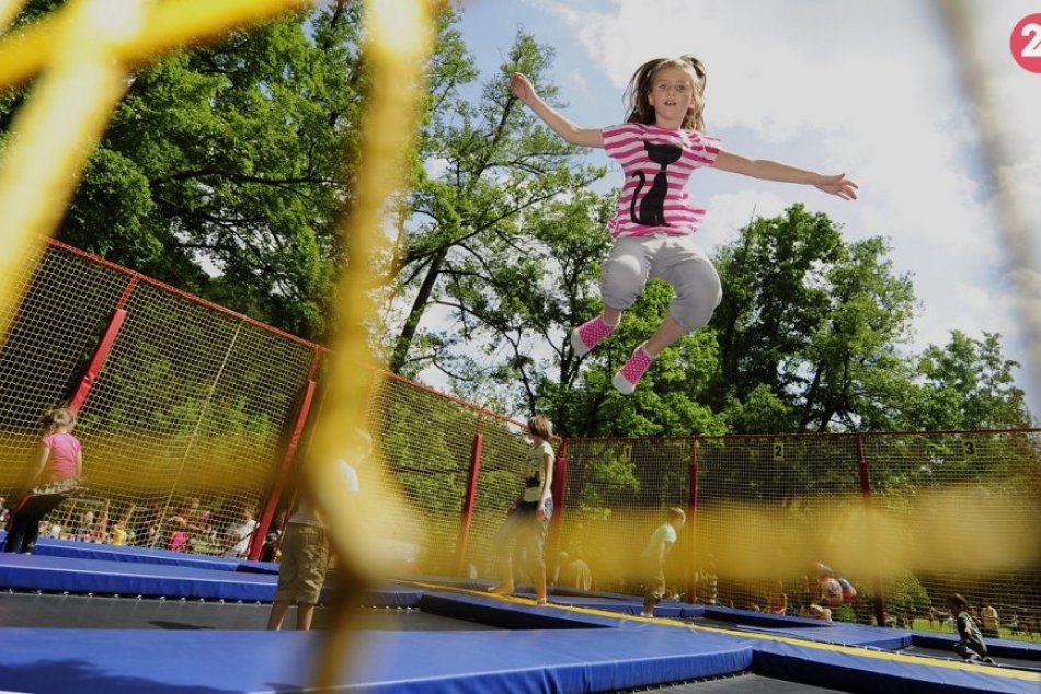 Ilustračný obrázok k článku Michalovce chystajú mestské letné tábory: Kompletný prehľad pre rodičov a deti