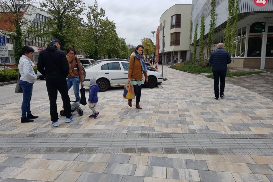 Ilustračný obrázok k článku Paulínska mení svoj vzhľad: Rekonštrukcia chodníka je v plnom prúde, FOTO