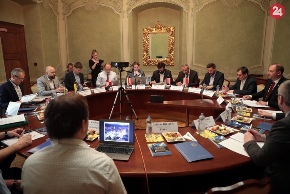 Ilustračný obrázok k článku Primátori krajských miest sú pobúrení, podielové dane budú znížené