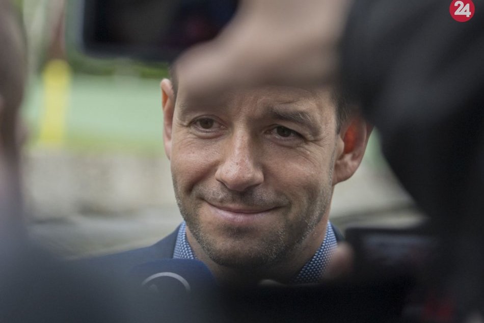 Ilustračný obrázok k článku SVET O SLOVENSKU: Podozrivý LUXUS! Stromček čelí vážnym podozreniam z prania špinavých peňazí