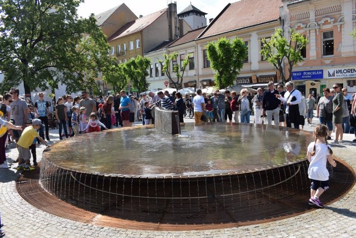 Ilustračný obrázok k článku Trenčania si pripomenú pohnuté časy: Súčasťou spomienok aj koncert na námestí