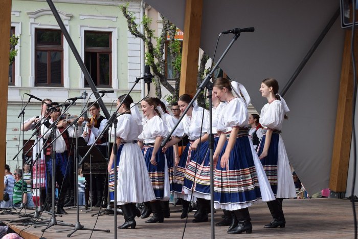 Ilustračný obrázok k článku KVÍZ o ľudových piesňach z Trenčína a okolia: Ako dobre ich poznáte?