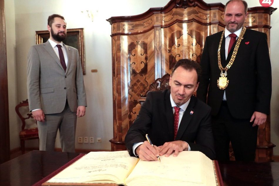 Ilustračný obrázok k článku Primátor Jaroslav Polaček prijal v historickej radnici organizátorov MS v hokeji