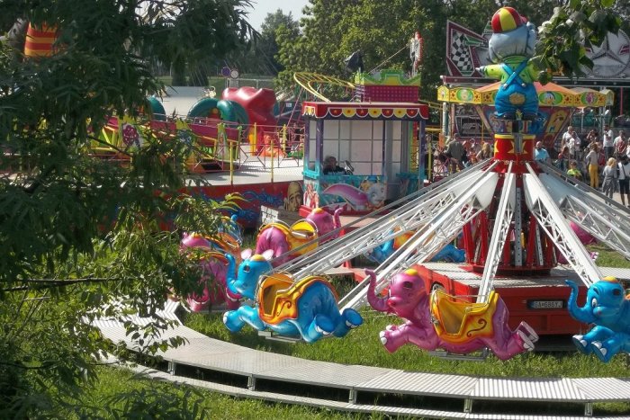 Ilustračný obrázok k článku Večianske slávnosti sú minulosťou: Atmosféru spestrili No Name aj atrakcie, FOTO