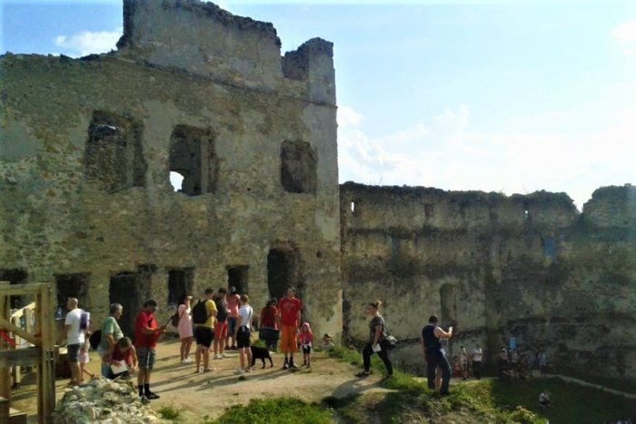 Ilustračný obrázok k článku Hudba, divadlo i sokoliari: PROGRAM na Považskom hrade ponúka toho viac